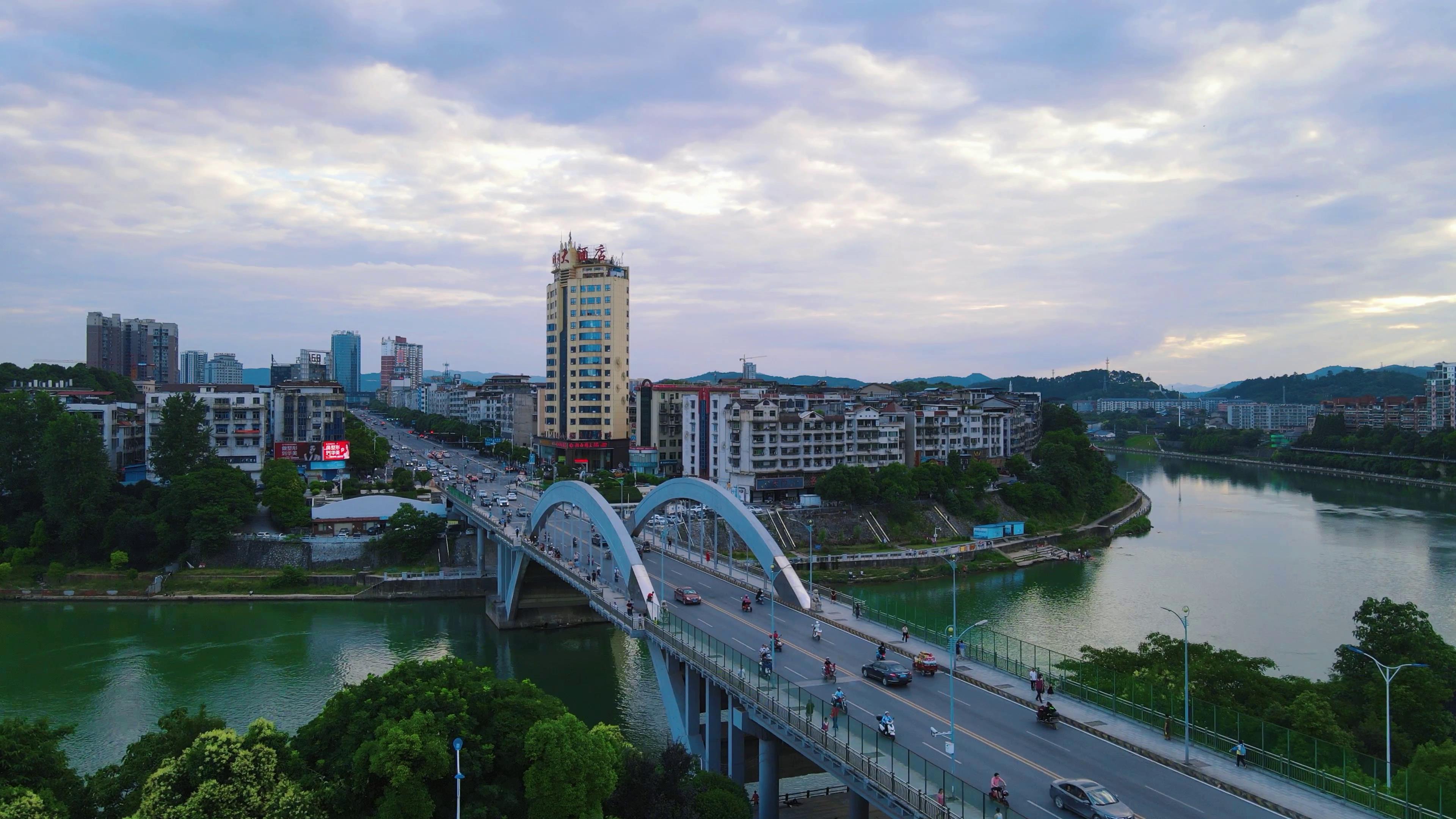 4K航拍湖南舞水河大桥交通视频视频的预览图