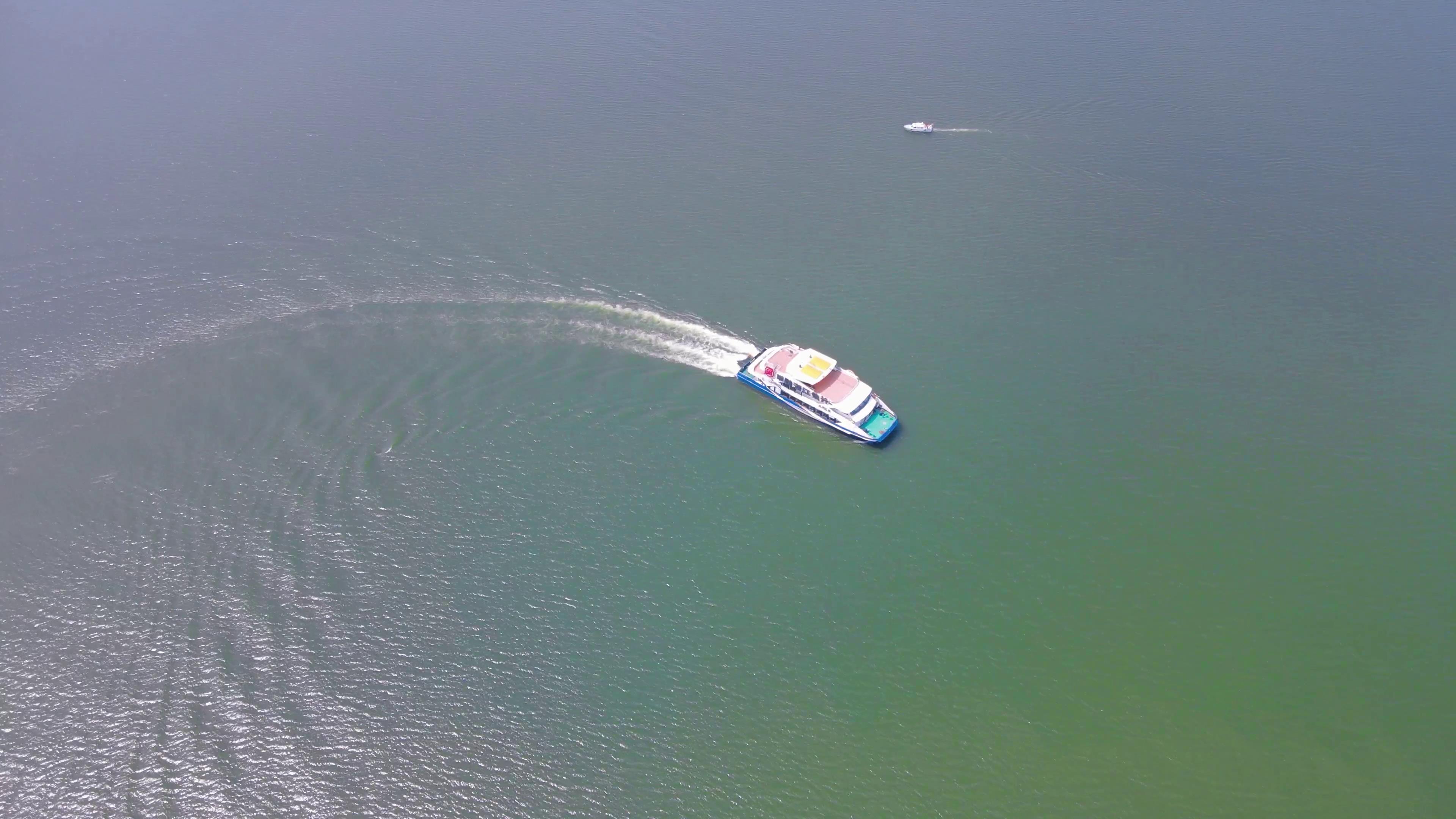 4K航拍海上游船视频视频的预览图
