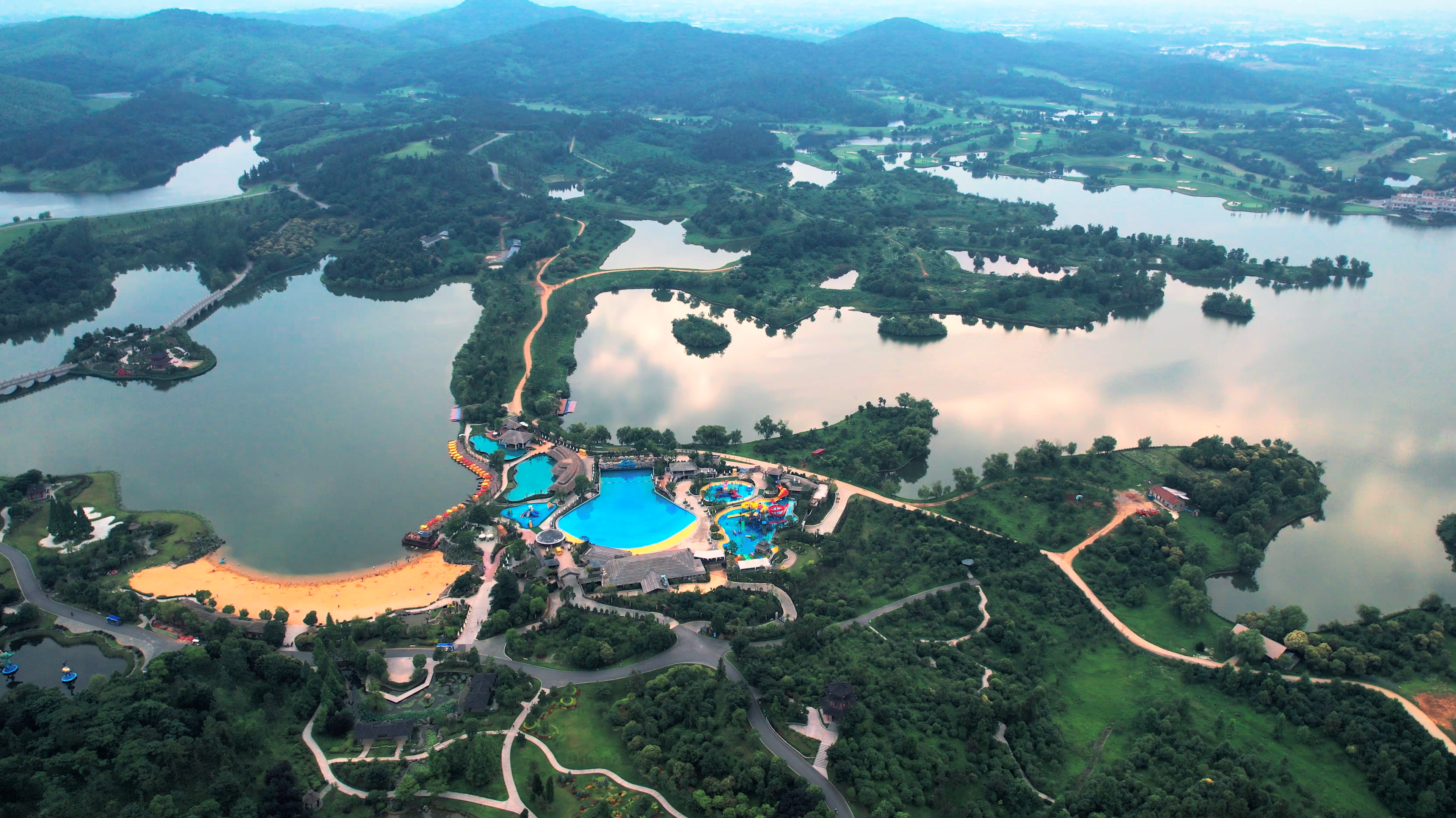 4K航拍江苏省南京市银杏湖乐园景区全貌视频的预览图