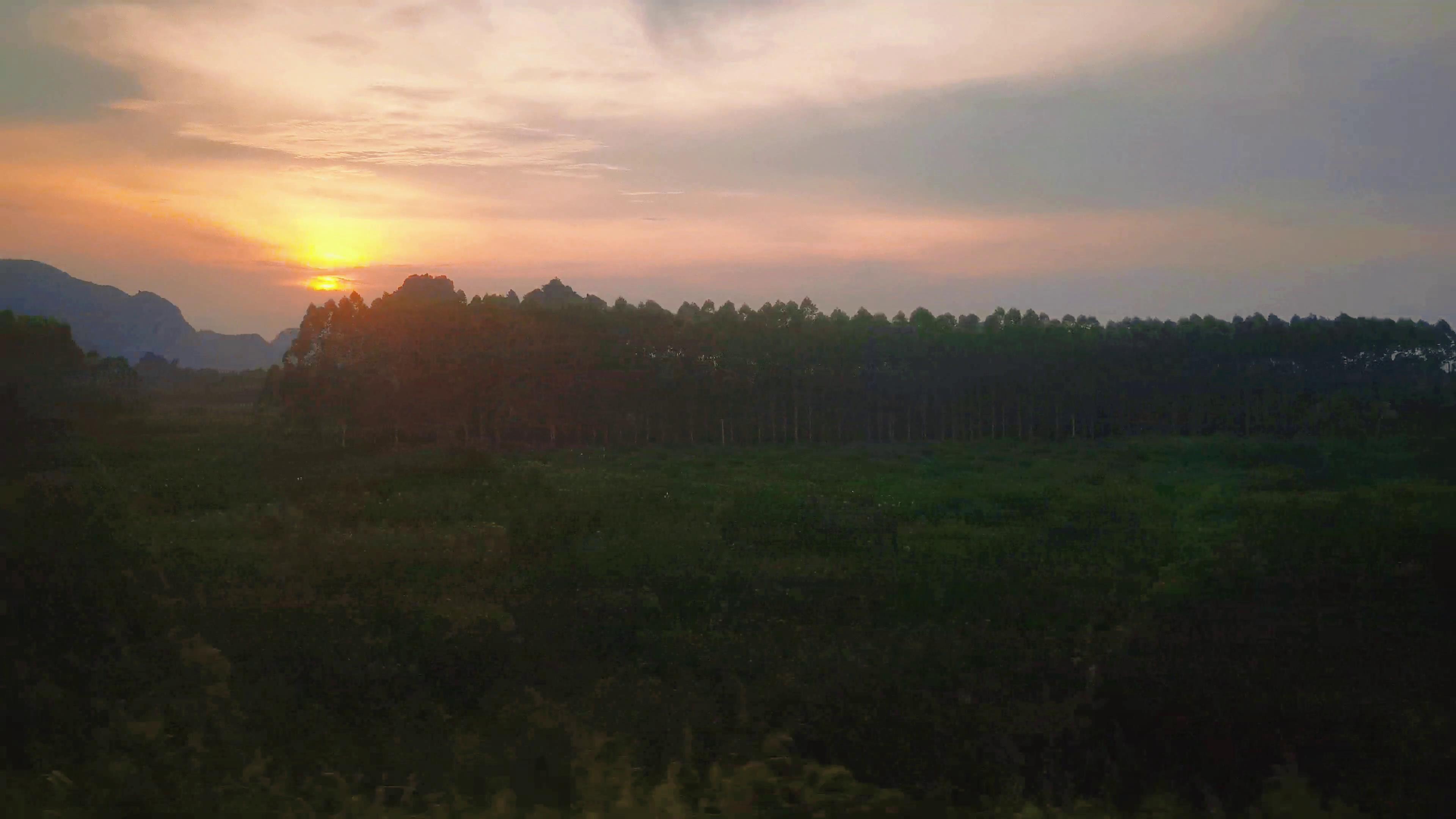 4K实拍高铁旅途窗外风景日落晚霞视频的预览图