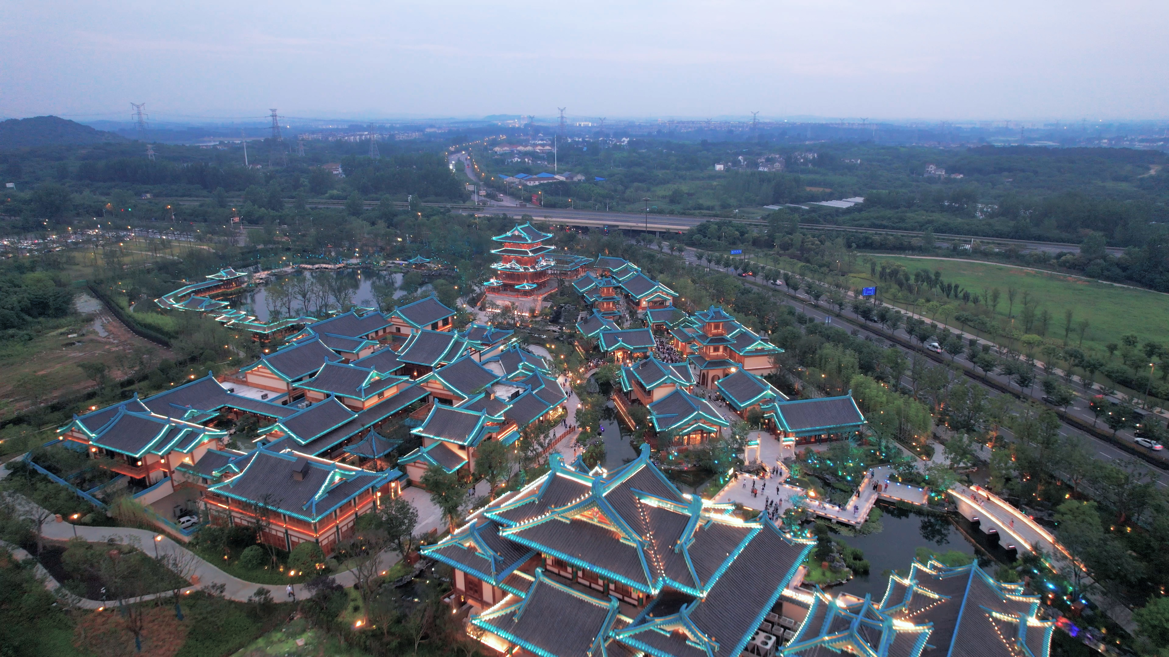 4K航拍南京市古风建筑金陵小镇夜景视频的预览图