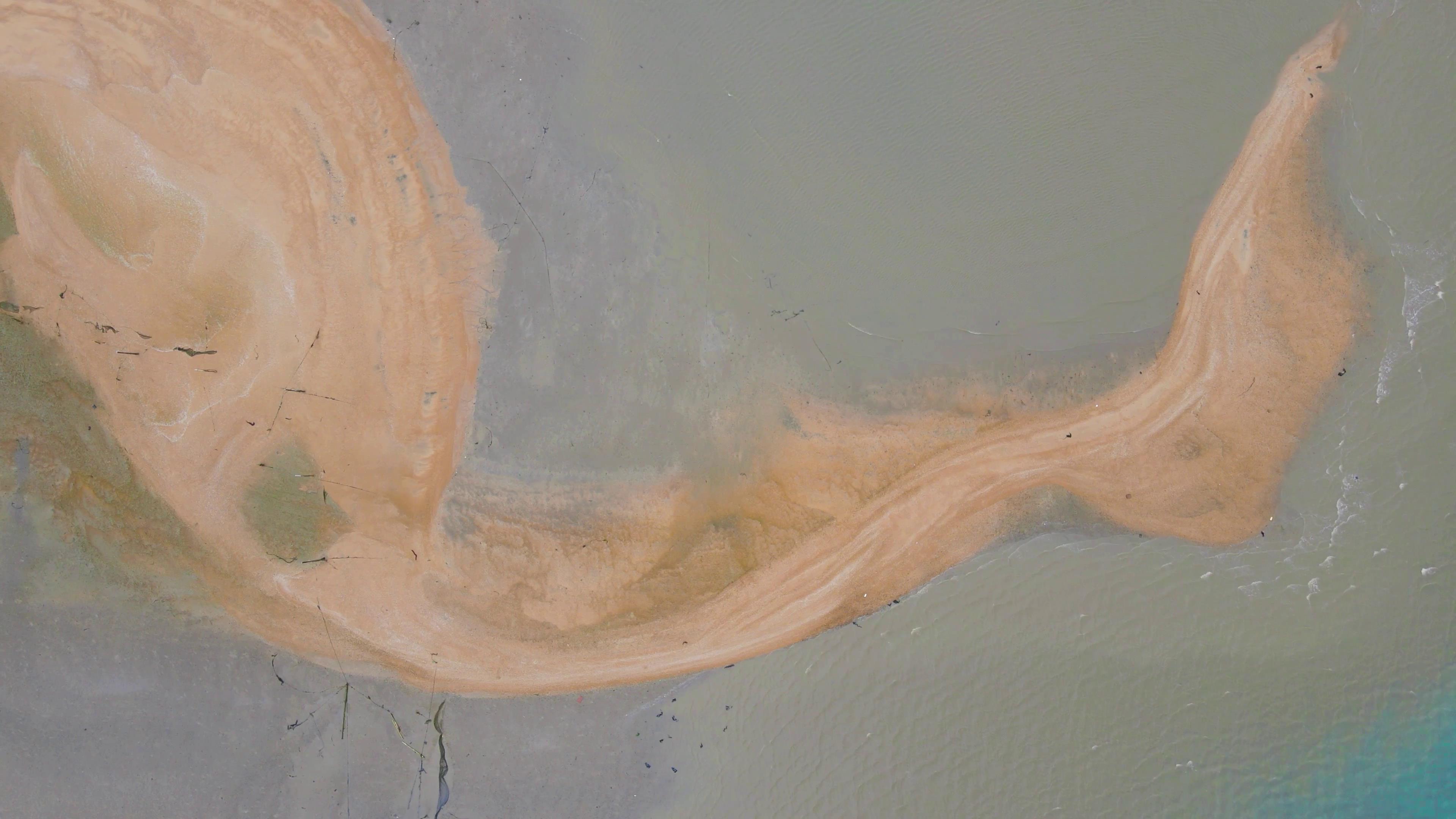 4K俯拍福建月牙湾沙滩小岛自然风景视频视频的预览图
