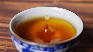 1080红茶倒入茶杯一滴茶水升格广告宣传视频的预览图