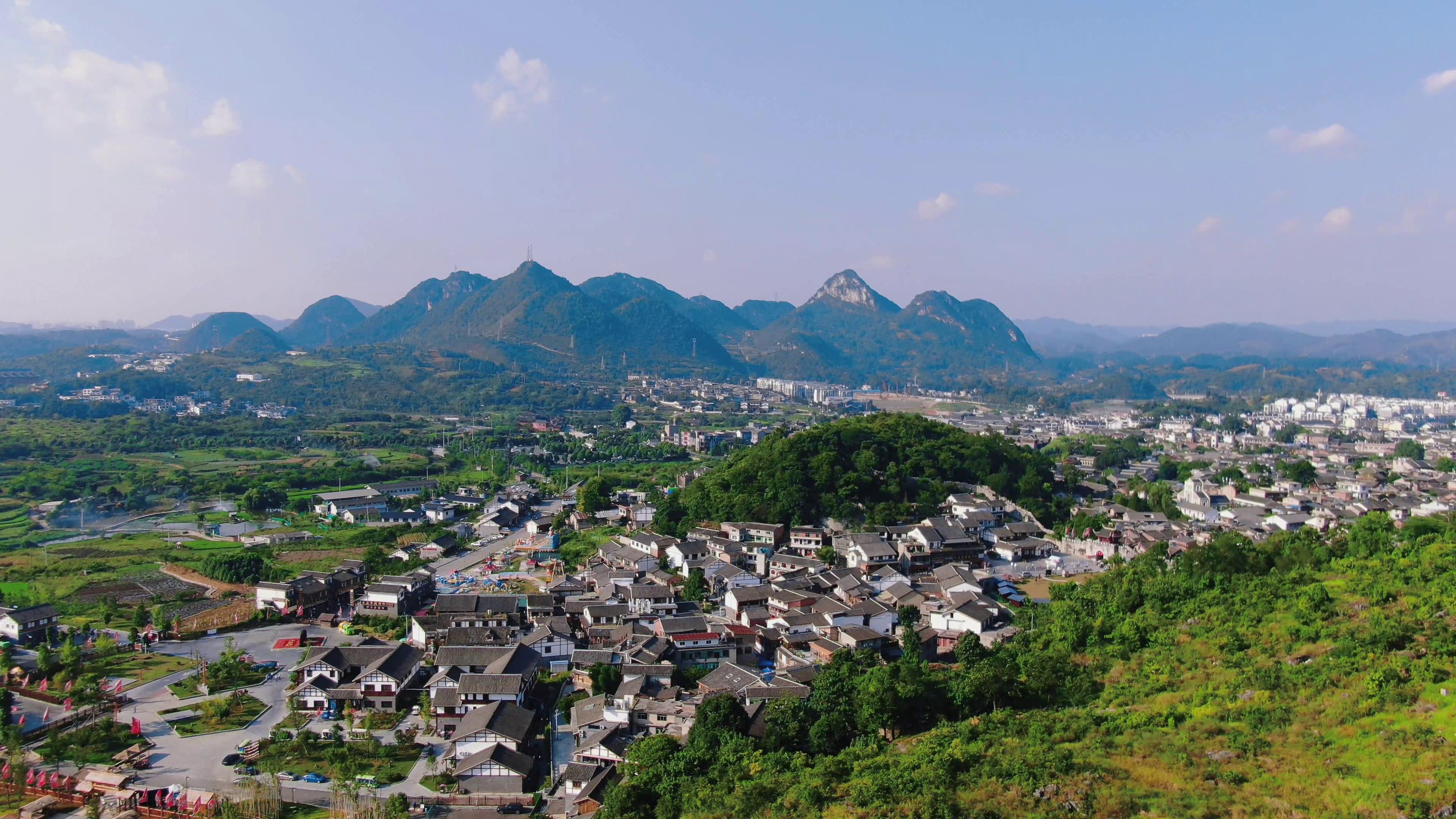 4K航拍贵州集中农田乡村发展视频视频的预览图