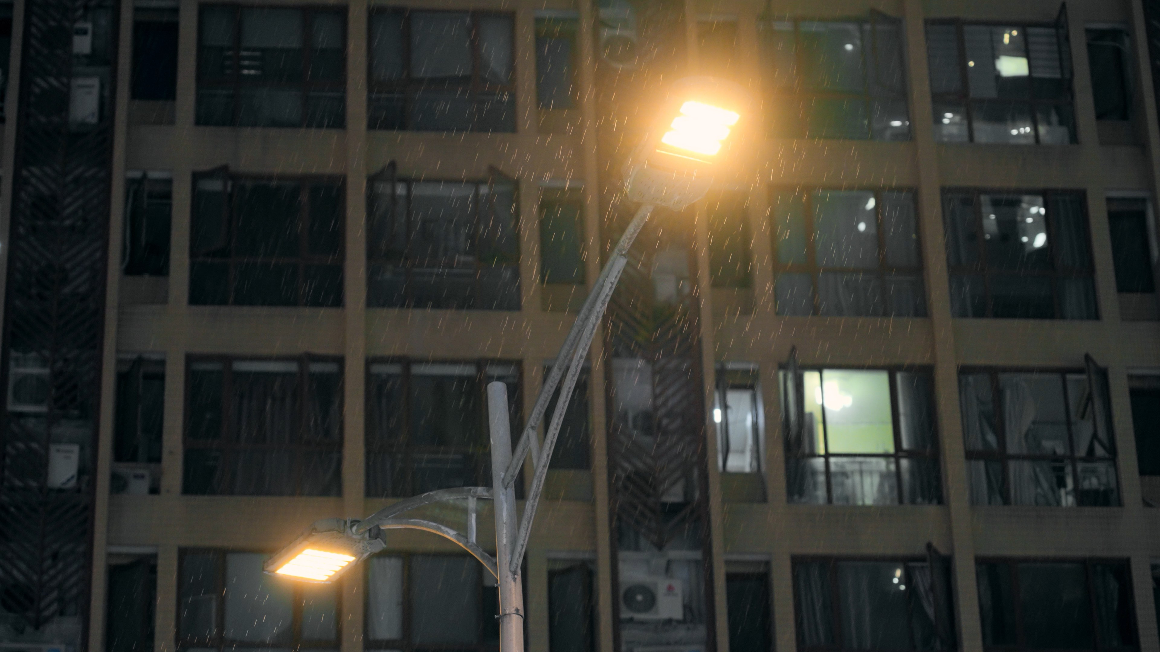 4k升格雨天夜晚雨中的街灯悲伤失落意境视频的预览图
