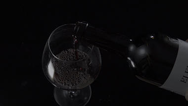 4k实拍红酒倒红酒广告宣传镜头视频的预览图