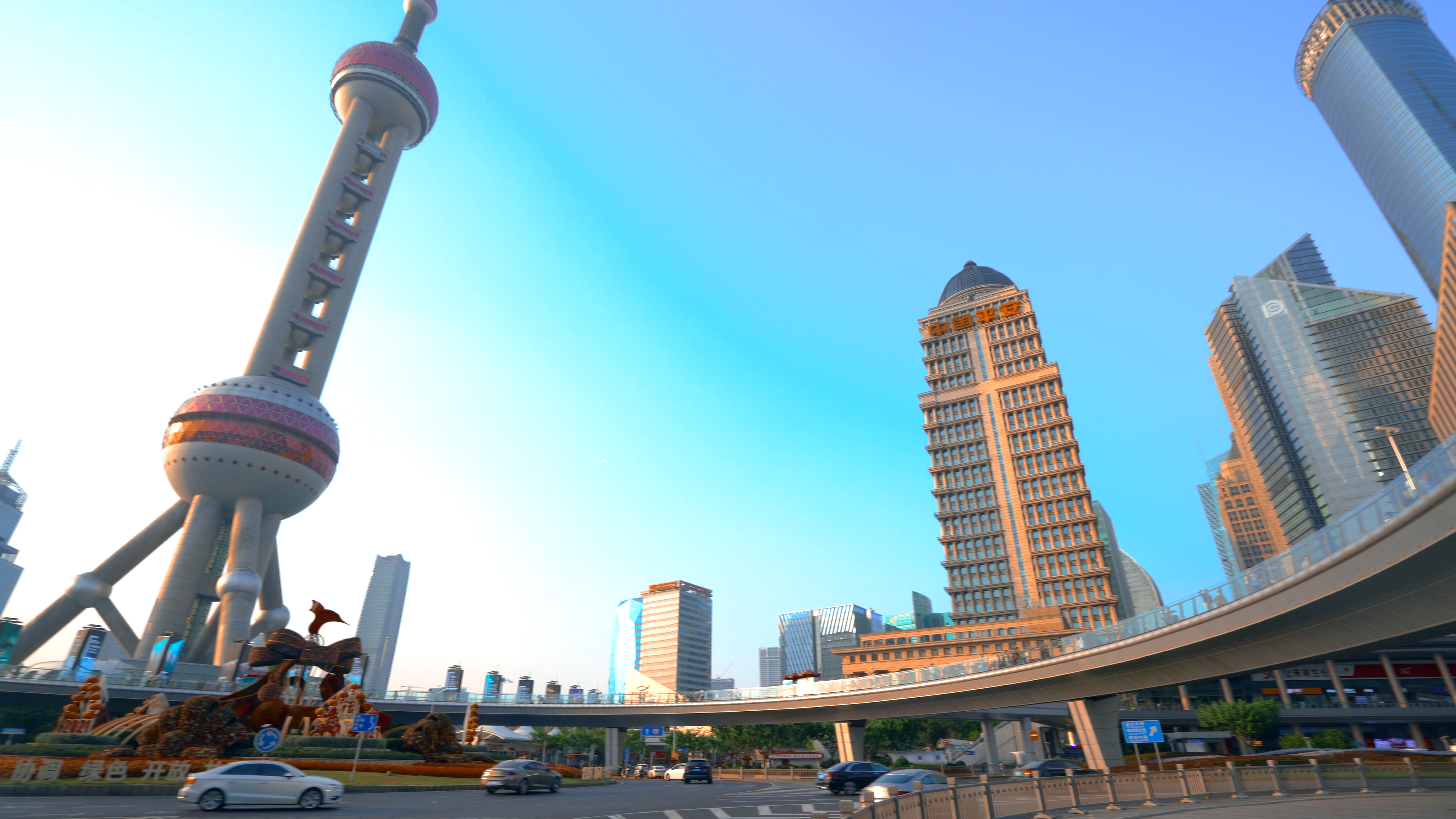 4K实拍上海城市地标浦东东方明珠塔车流交通视频的预览图