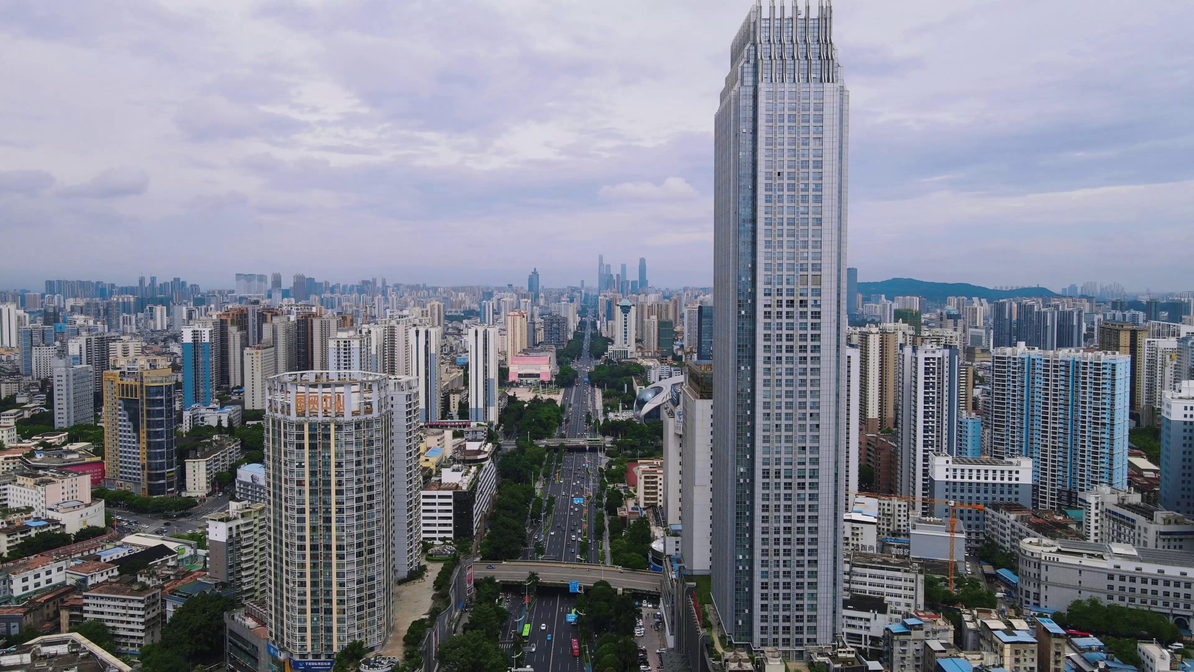 4K航拍广西南宁城市交通高楼大厦城市建设视频的预览图