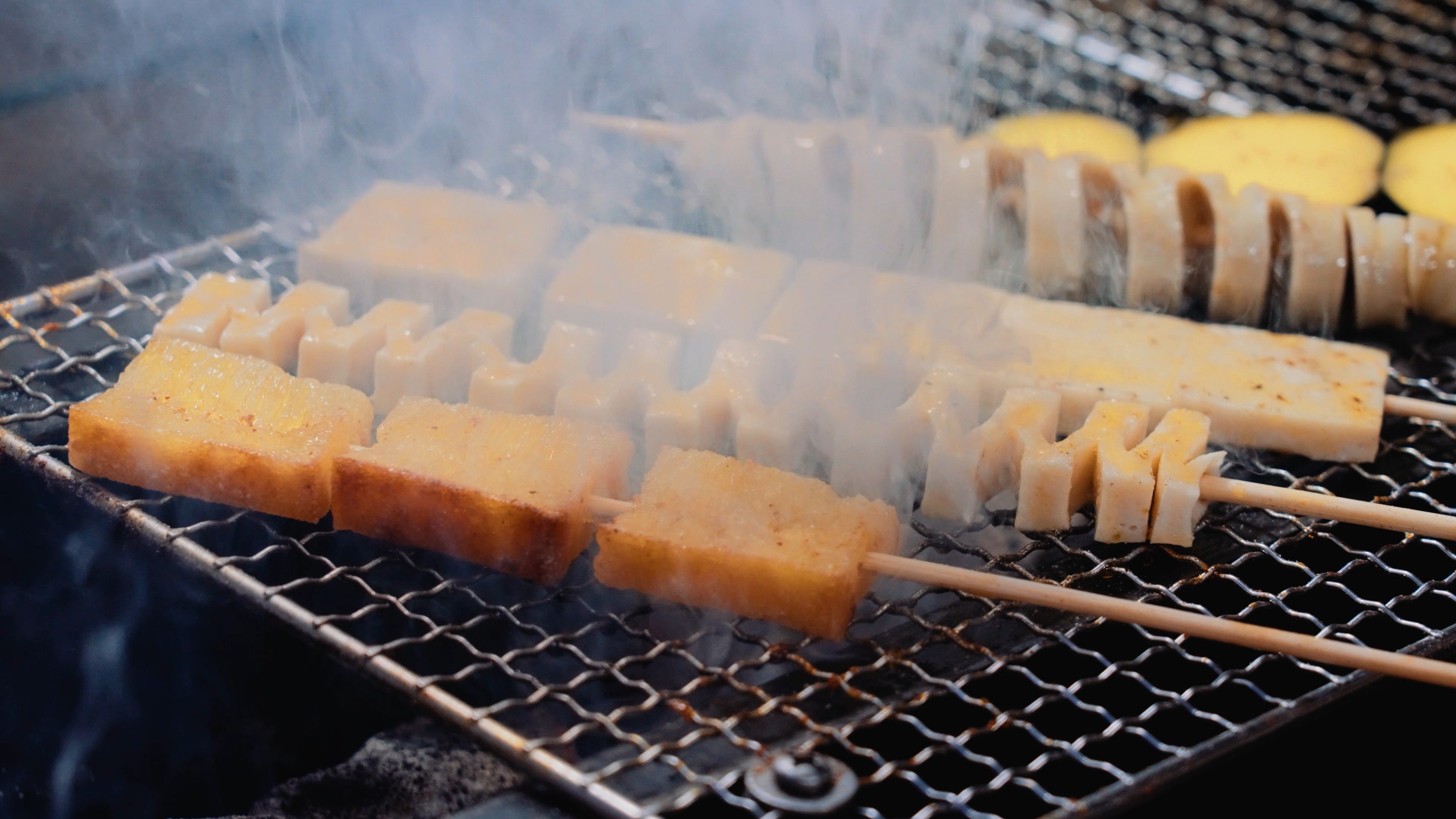 4k烤面筋烧烤特色风味美食小吃实拍视频的预览图