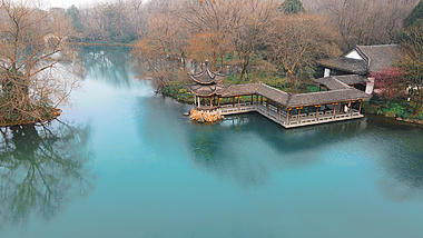4K唯美航拍杭州西湖浴鹄湾江南庭阁风景视频的预览图