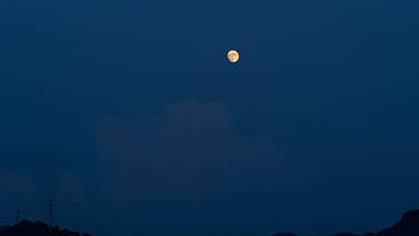 4k傍晚月亮升入天空中月亮移动延时视频的预览图
