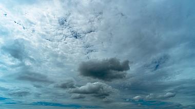 4k密集乌云云层在天空中变幻自然风景延时视频的预览图