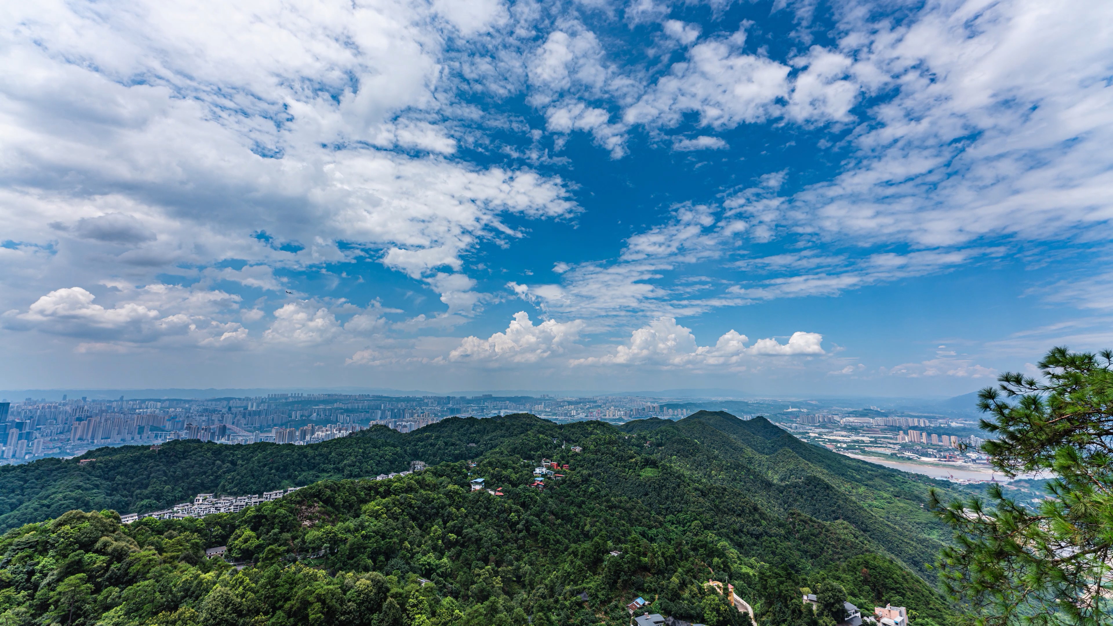 4k山顶远眺重庆城区蓝天白云风光延时视频的预览图