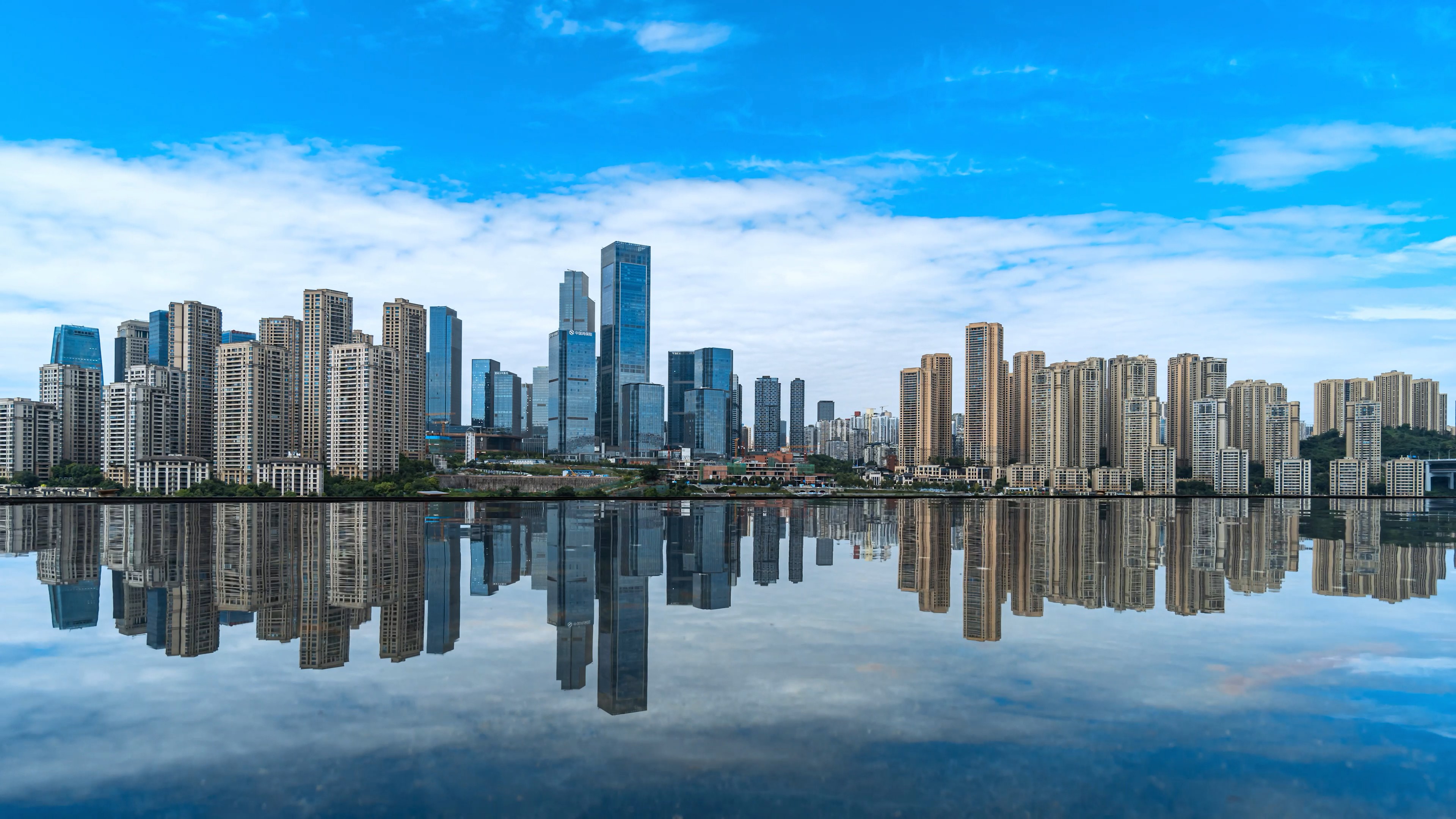 8k重庆高楼建筑天空之镜城市倒影延时视频的预览图