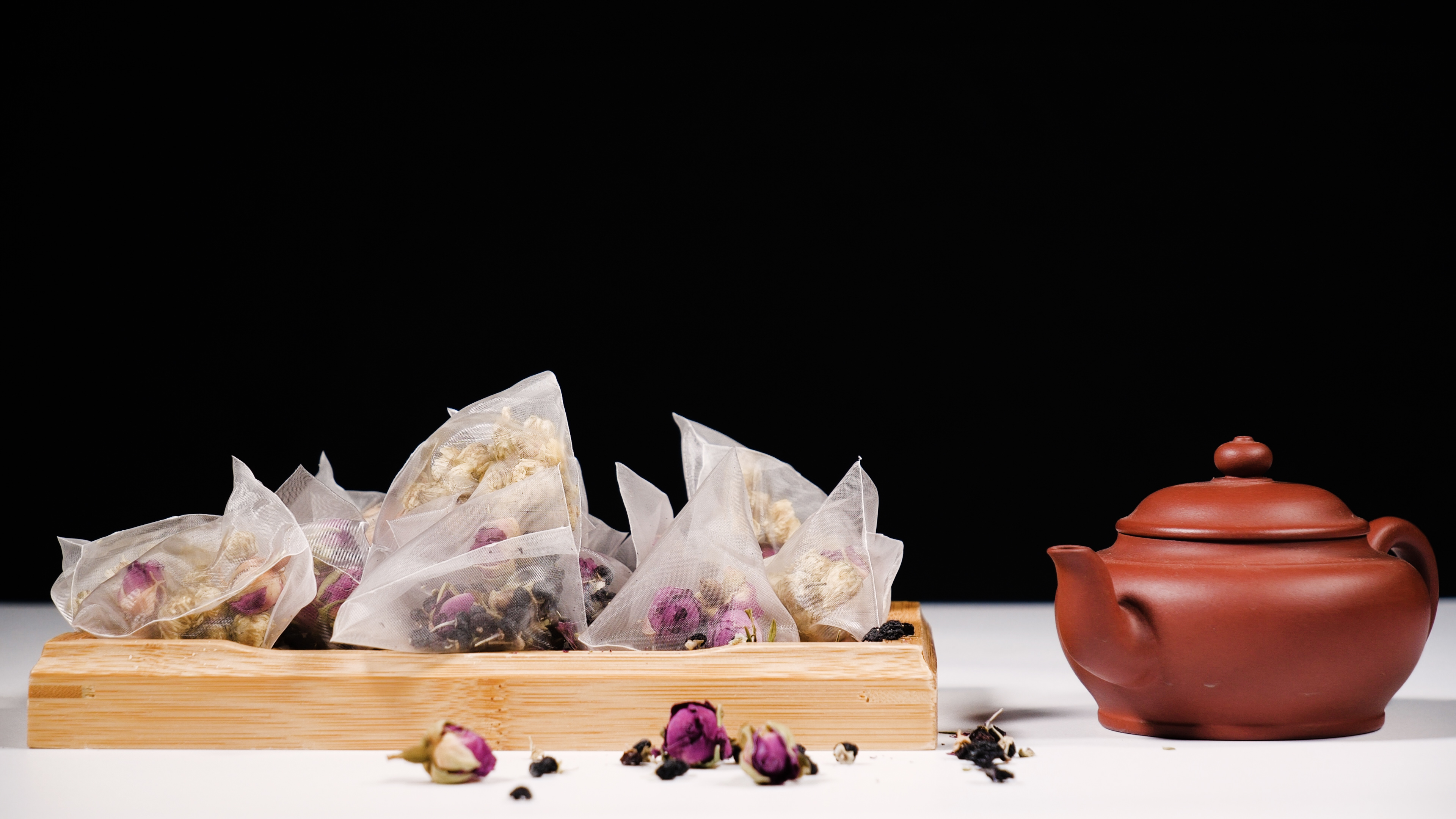 4K三角包装花茶玫瑰枸杞菊花商品广告摆拍视频的预览图