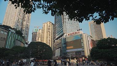 4k人来人往重庆的商业步行街城市街景实拍视频的预览图