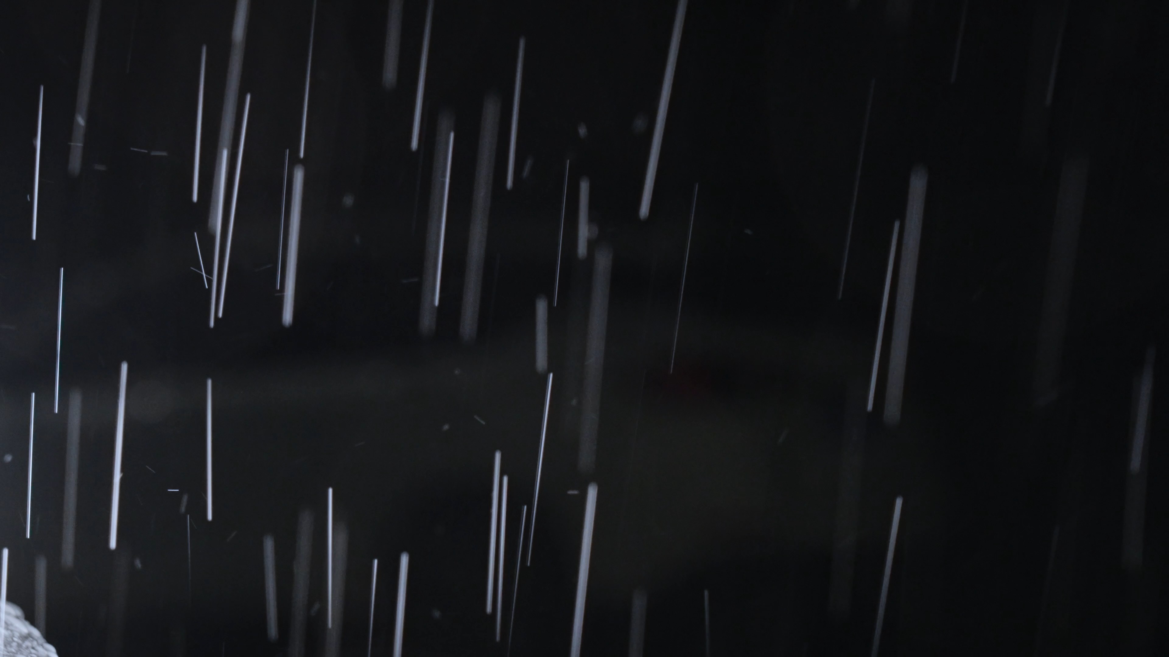 4k下大雨的夜晚密集雨水实拍下雨场景视频的预览图