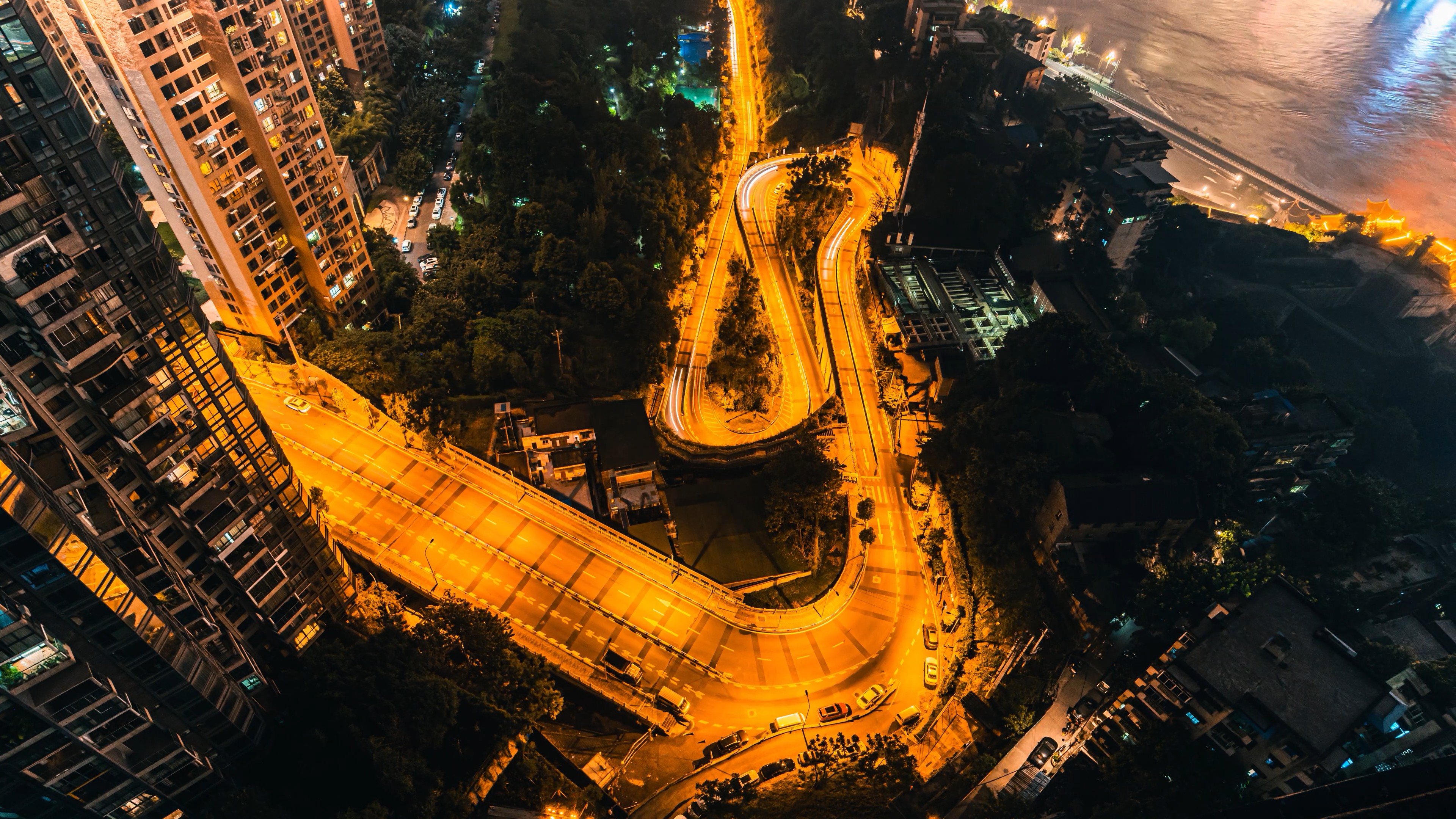 4k重庆城市弯曲道路夜景灯光车流延时视频的预览图