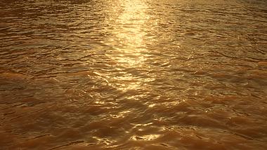 4k夕阳下金光灿灿的江水河水空镜意境视频的预览图