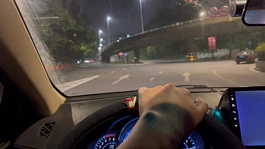 4k实拍第一视角主驾驶位置夜晚开车视频视频的预览图