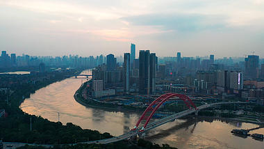 4K武汉城市地标旁晚晴川桥航拍实拍视频视频的预览图