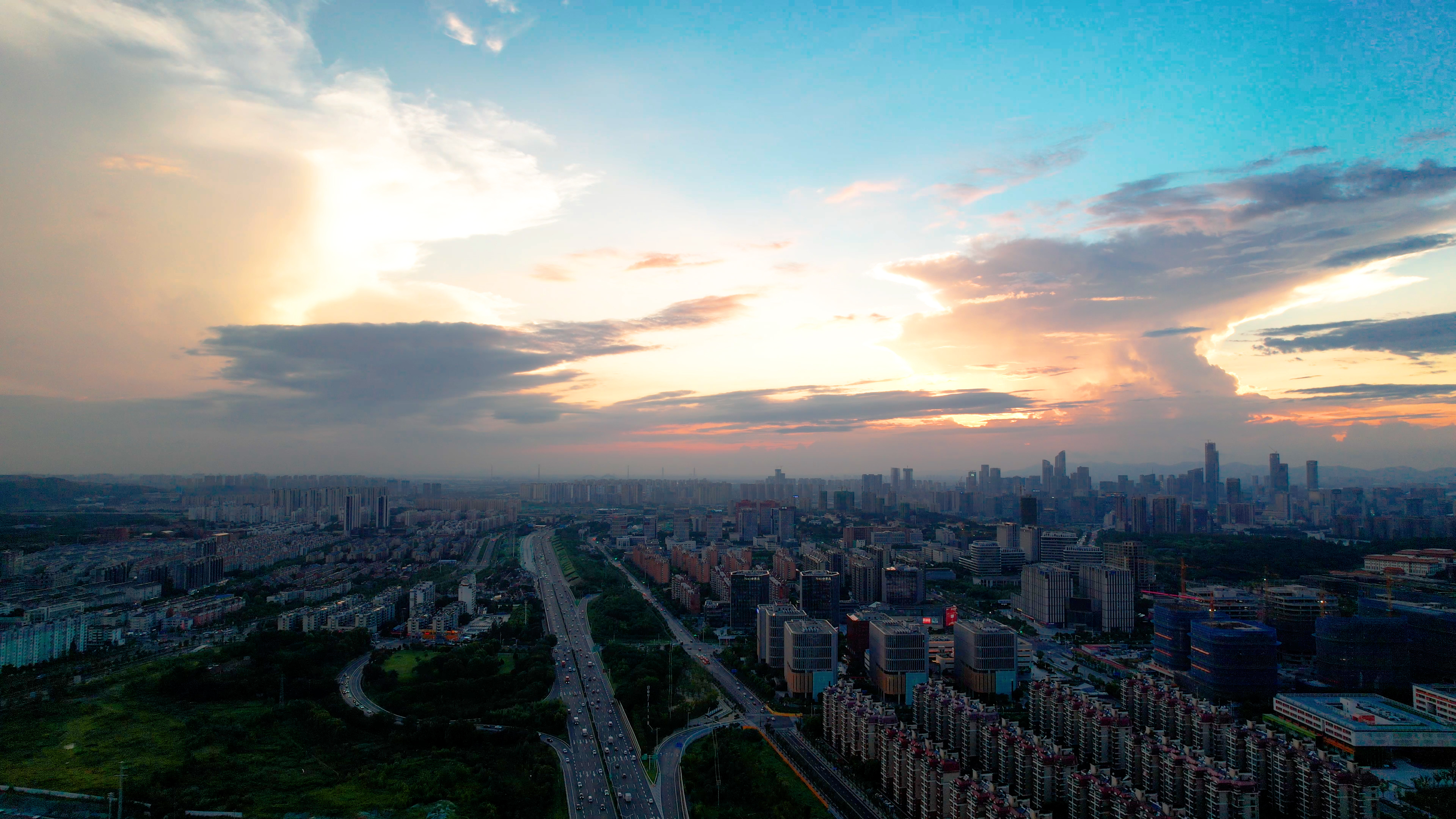 4k航拍南京城市晚霞视频的预览图