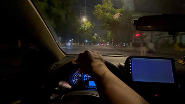 4k实拍第一视角夜晚开车视频的预览图