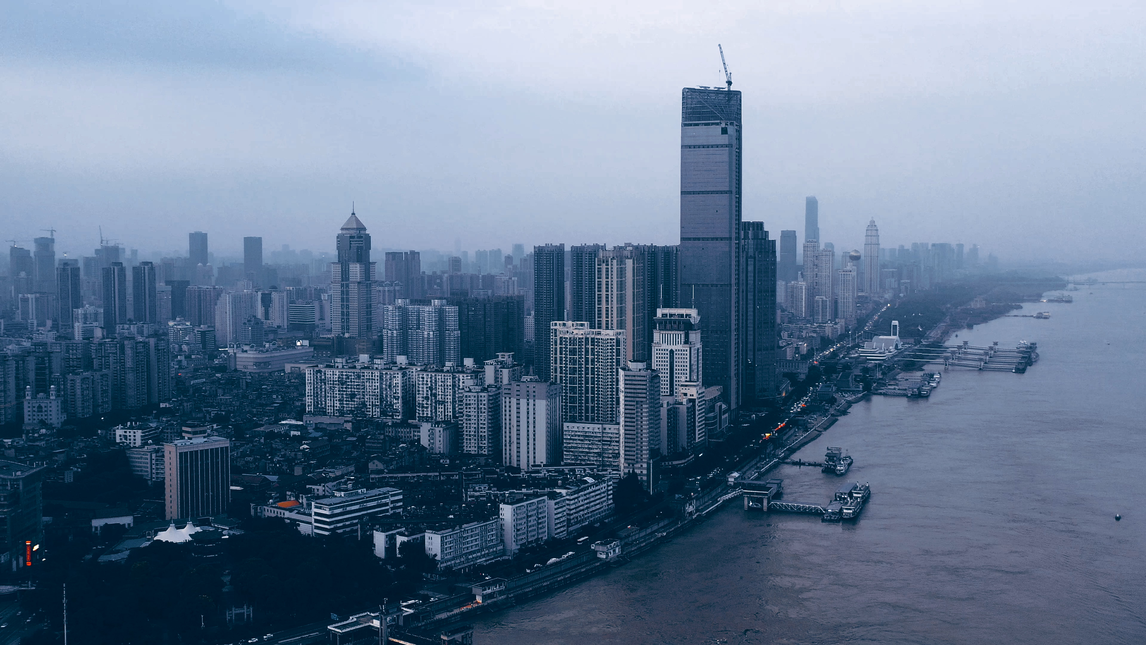 4K武汉城市建筑群江滩航拍实拍视频视频的预览图