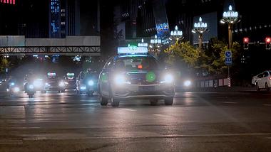 4K延时拍摄城市夜景车来车往灯光意境实拍视频的预览图