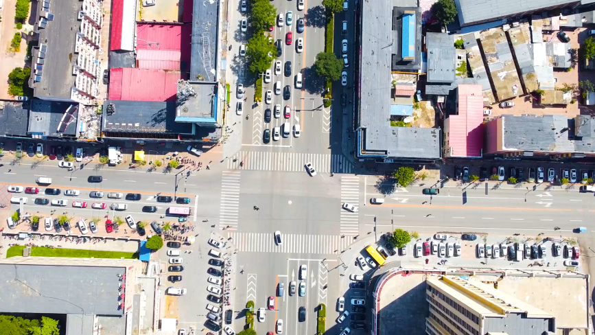 2K城市车流排队马路十字路口俯瞰交通镜头视频的预览图