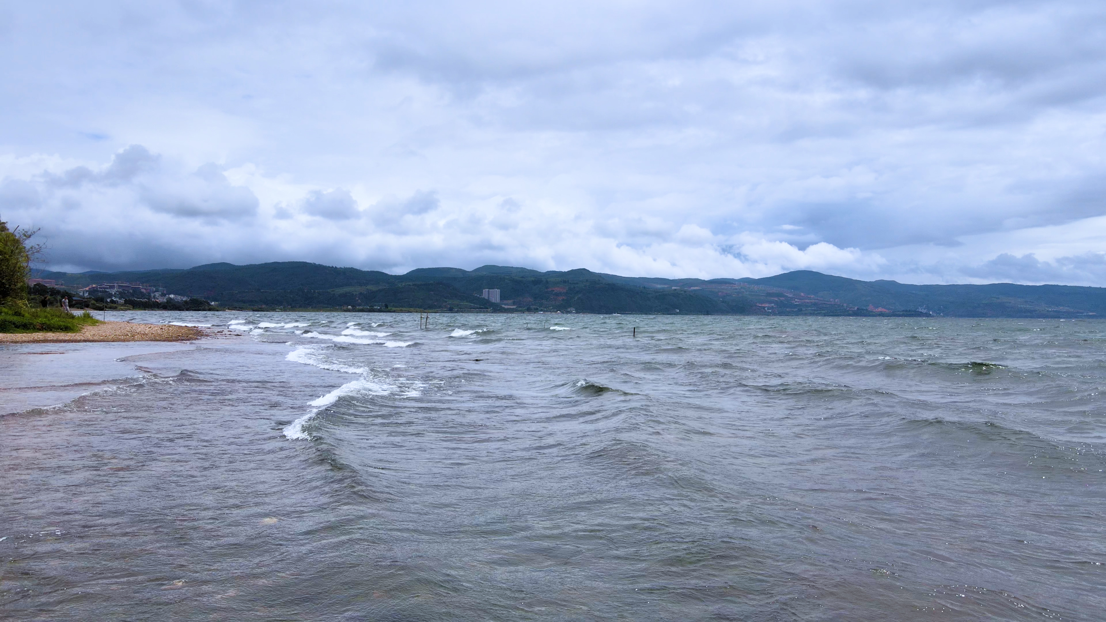 4K航拍云南芜仙湖岸边湖畔浪花视频的预览图