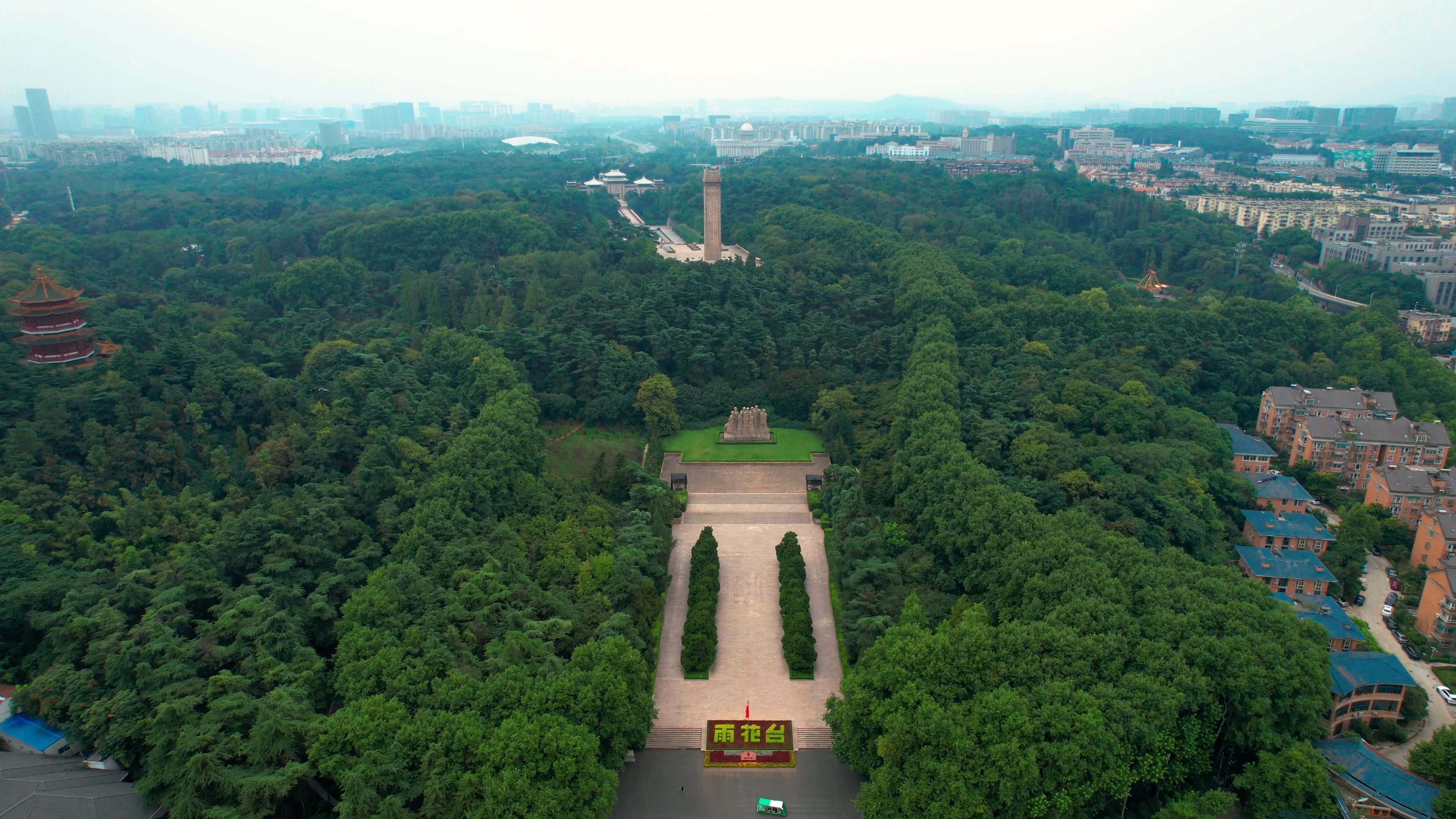 4k航拍南京4A景区雨花台烈士陵园视频的预览图