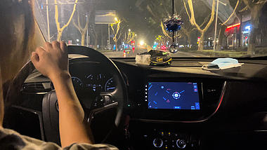 4K实拍城市交通夜晚开车视频的预览图