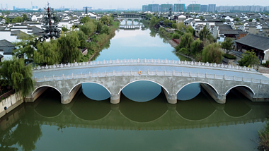 4k航拍古风徽派建筑小桥流水全景视频的预览图