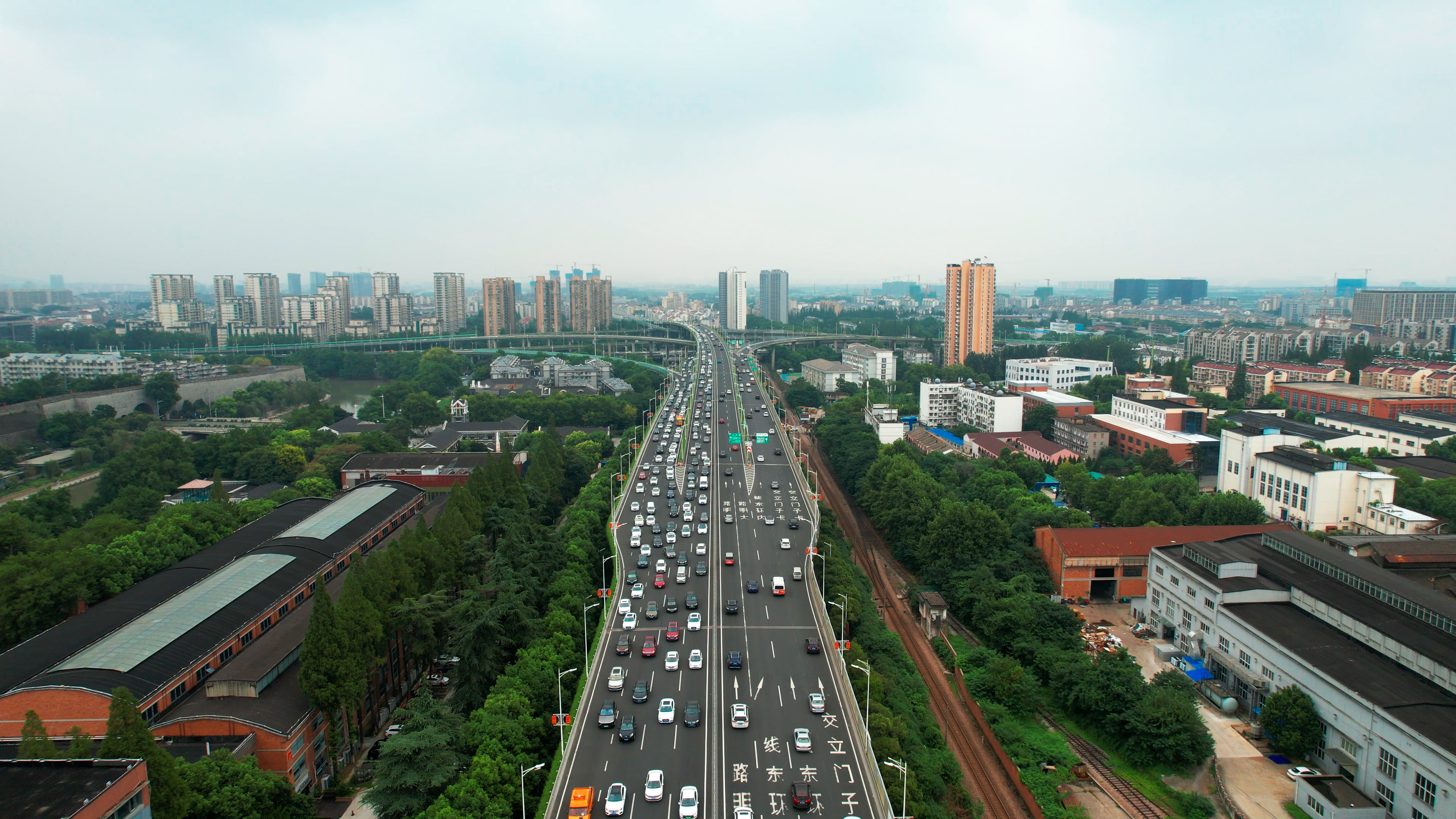 4k航拍南京应天大街高架车流视频的预览图