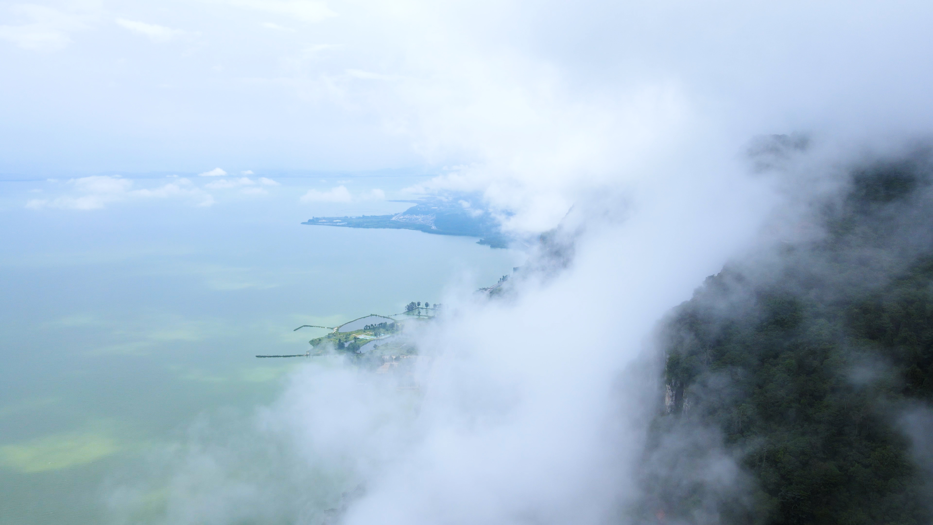 4K航拍云南西山滇池云雾缭绕大自然视频的预览图