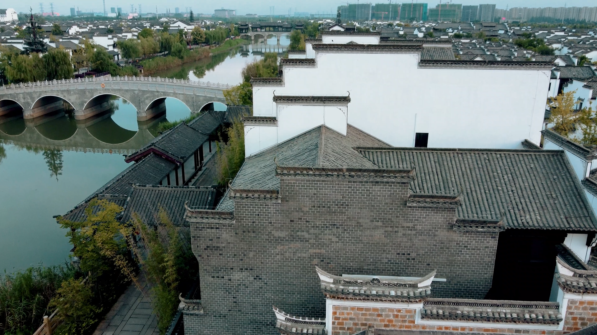 4k航拍古风徽派建筑房顶视频的预览图