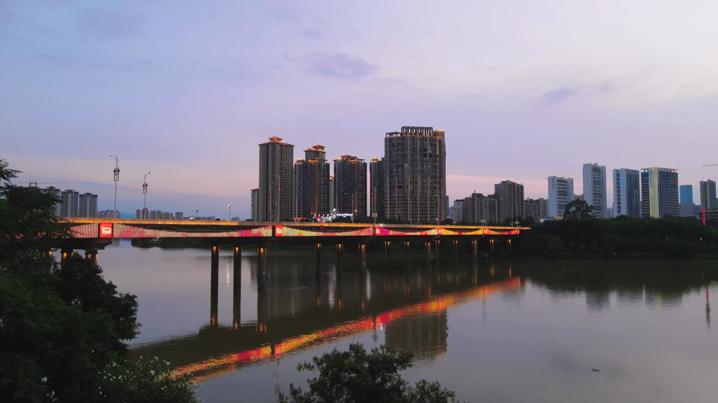 4K实拍江西赣州赣江大桥夜景灯光视频的预览图