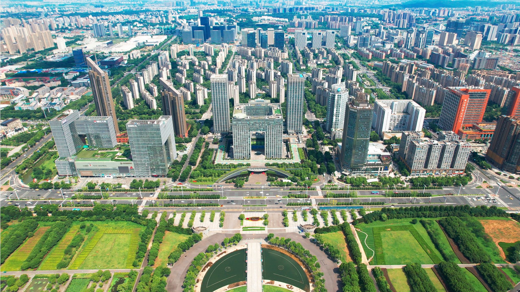 4k南京城市航拍河西CBD政府大楼视频的预览图