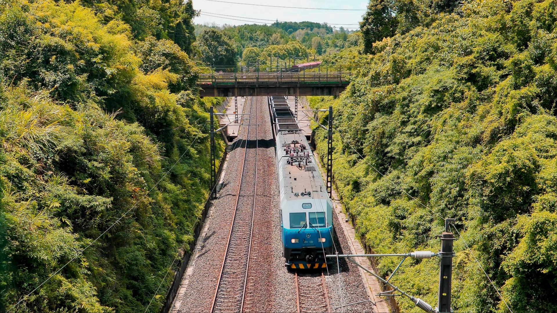 4K拍摄火车通过铁路绿皮拖货火车实拍视频的预览图