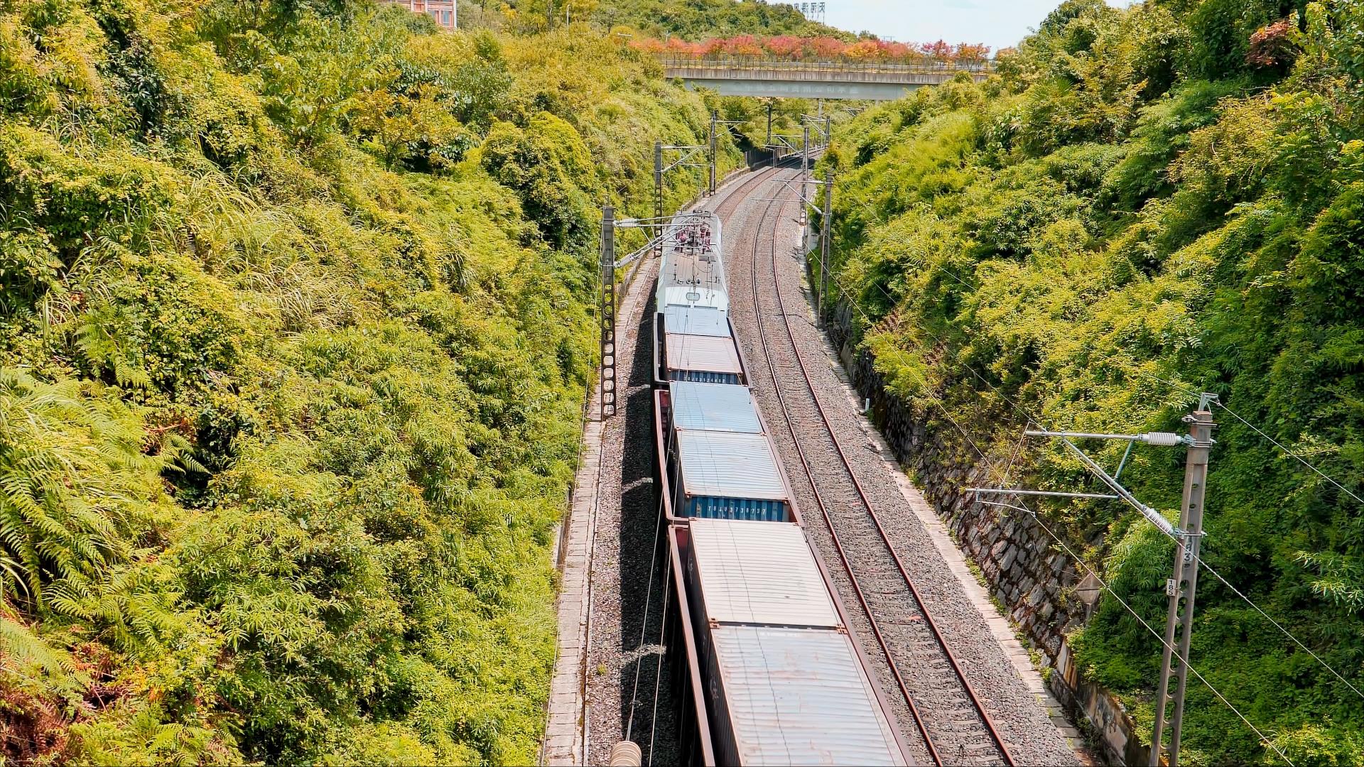 4K拍摄火车通过铁路绿皮火车交通视频的预览图