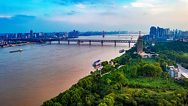 4K武汉城市延时长江大桥航拍实拍视频视频的预览图