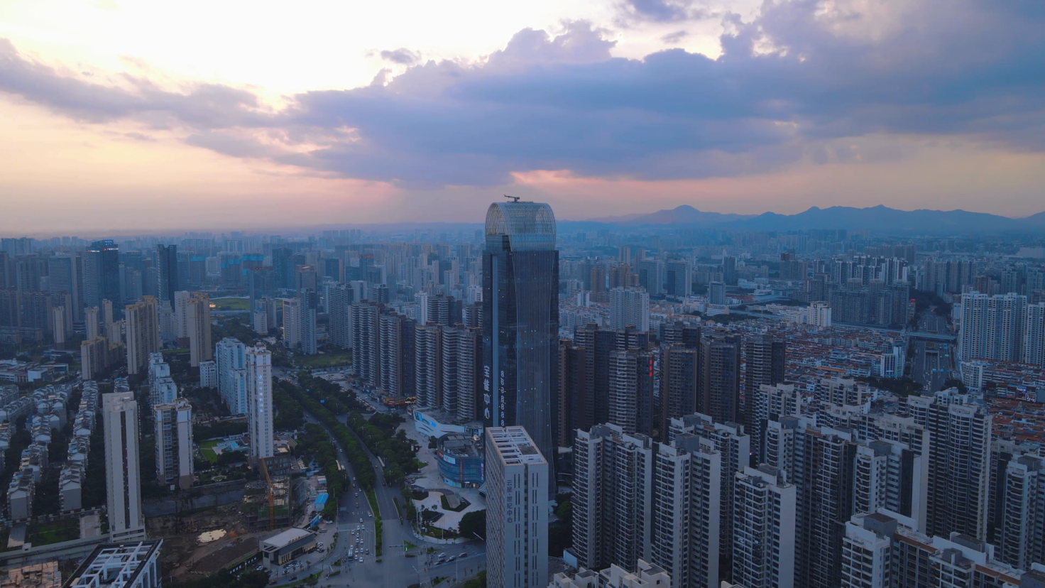 4K航拍江西赣州宝能中心城市地标建筑视频的预览图