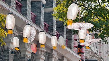 4K拍摄旅游景区悬挂的日式灯笼装饰风铃视频的预览图