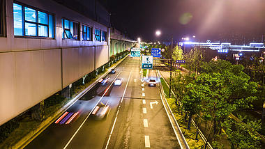 4K实拍城市夜间快速通道行驶的车流视频的预览图