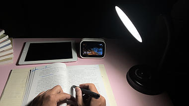 4K实拍深夜台灯下办公看书学习视频的预览图