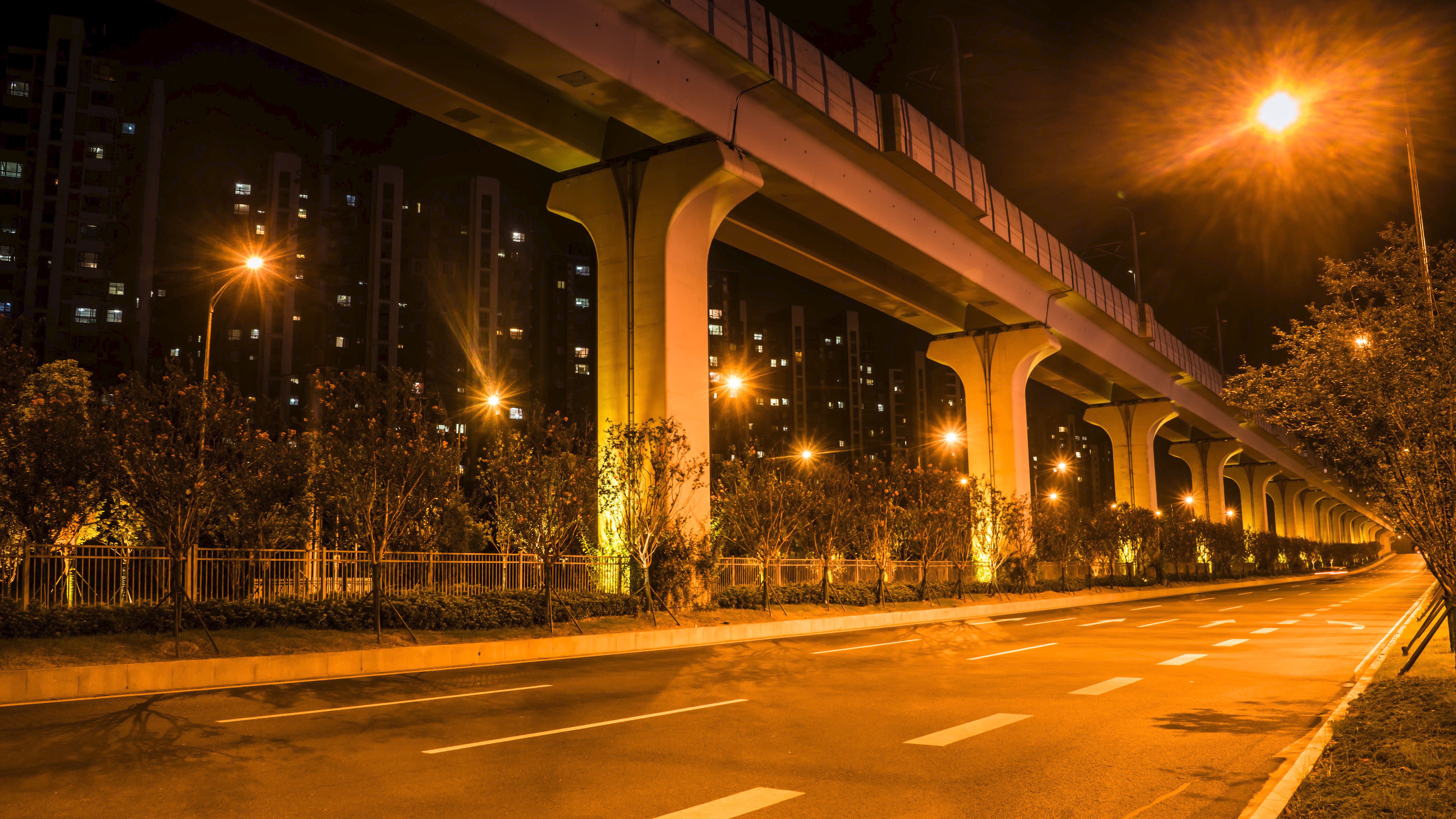 4K实拍城市夜间行驶的车流车水马龙视频的预览图