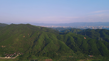 4K航拍湖南湘西连绵起伏的山峰自然风光视频的预览图