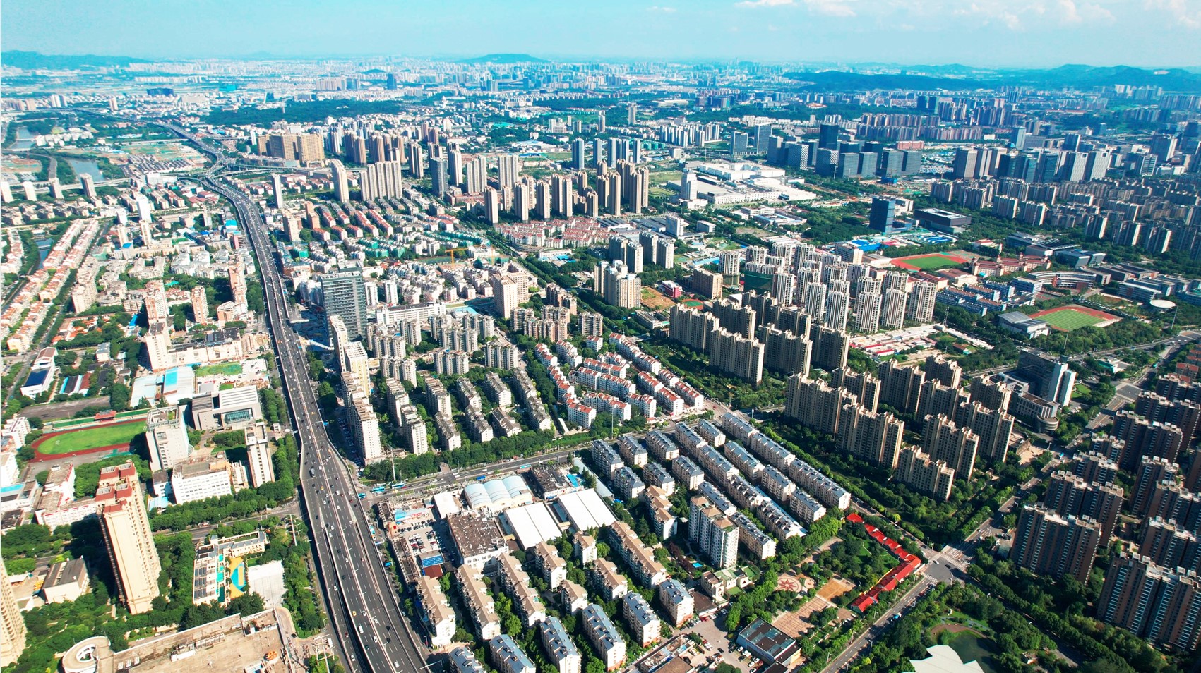 4k南京城市城区建设俯视航拍视频的预览图