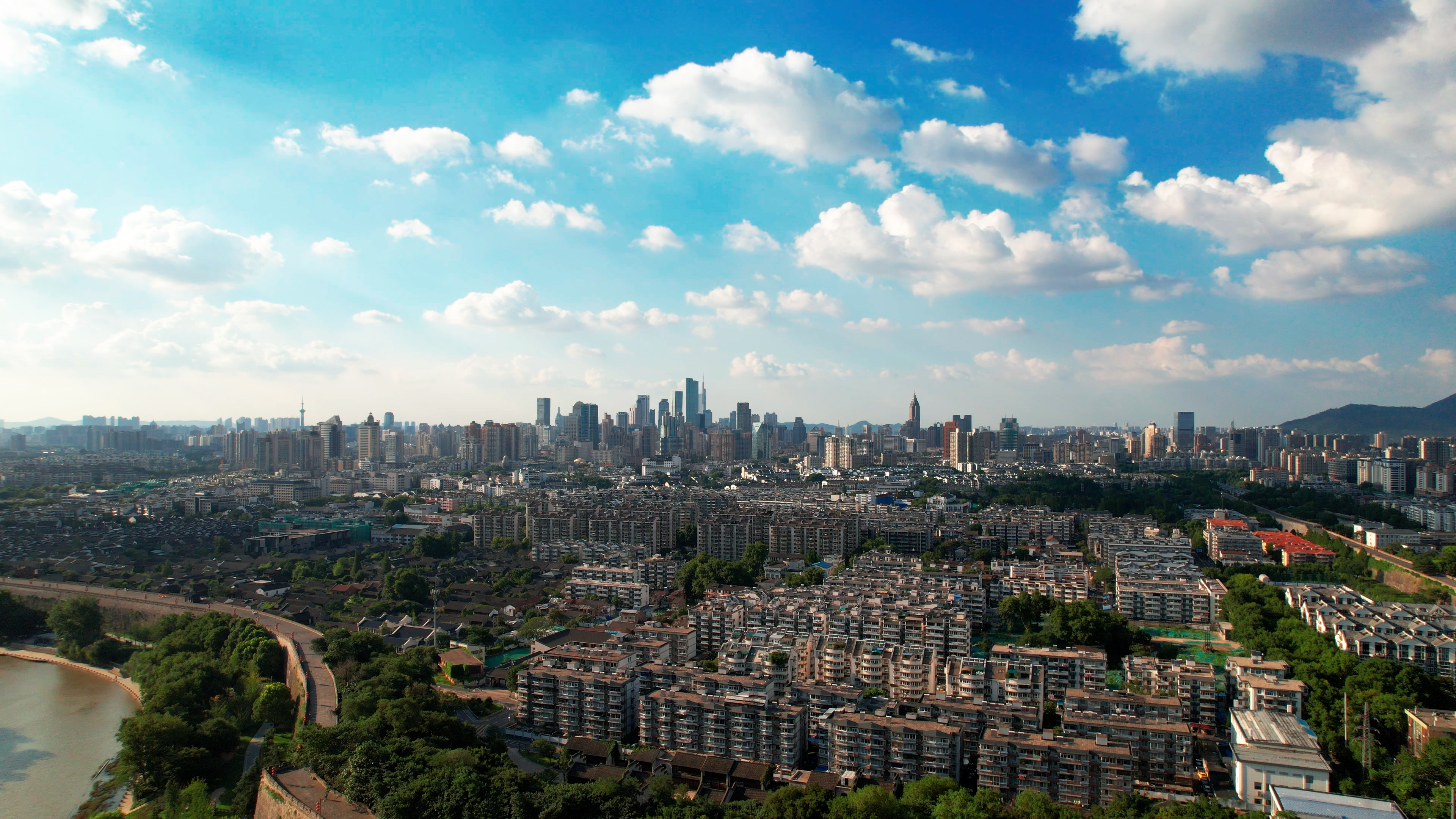 4k航拍南京核心主城区楼房房屋视频的预览图
